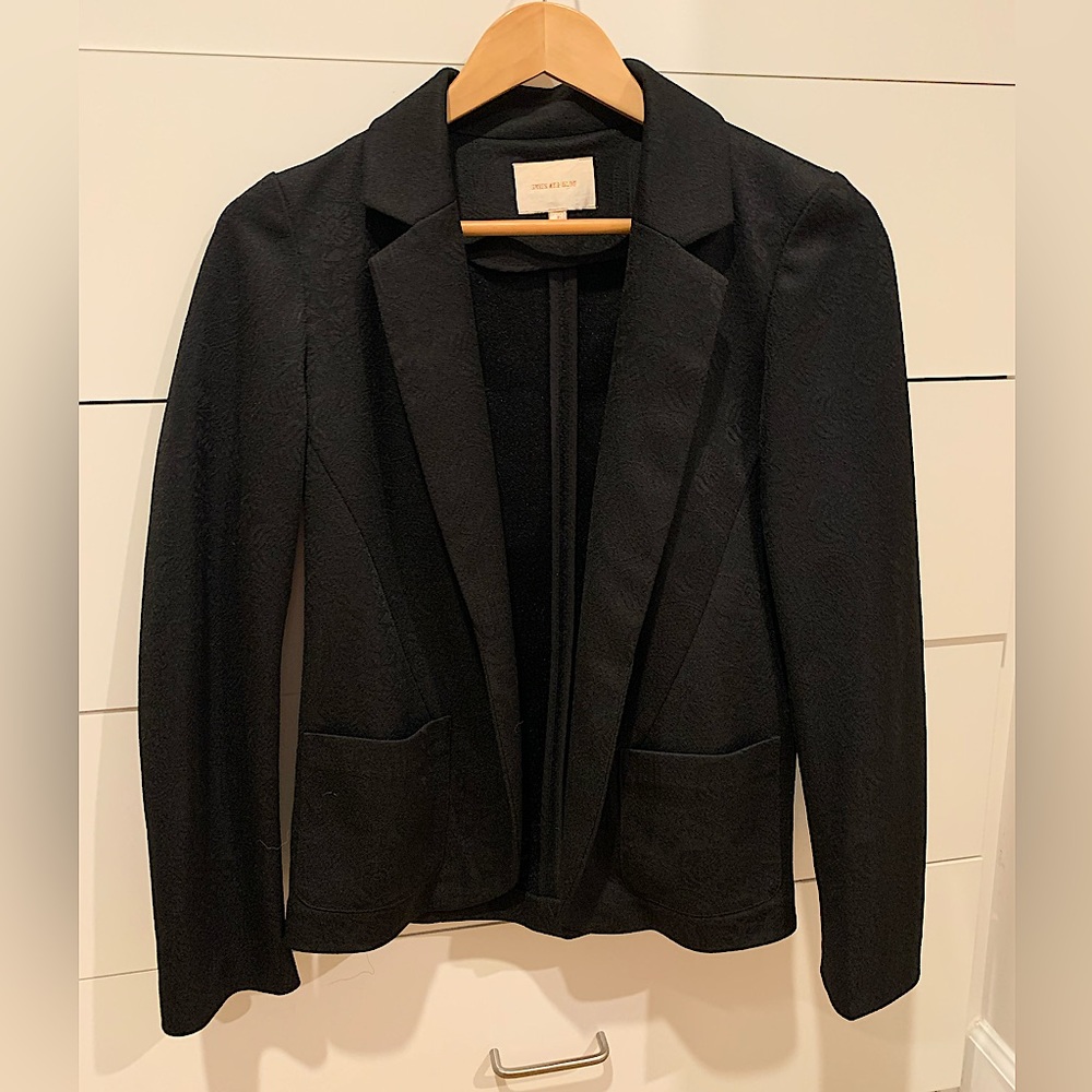 Black blazer in a paisley pattern